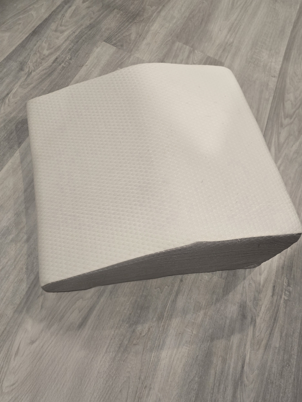 Contoured Memory Foam Knee Pillow - White
